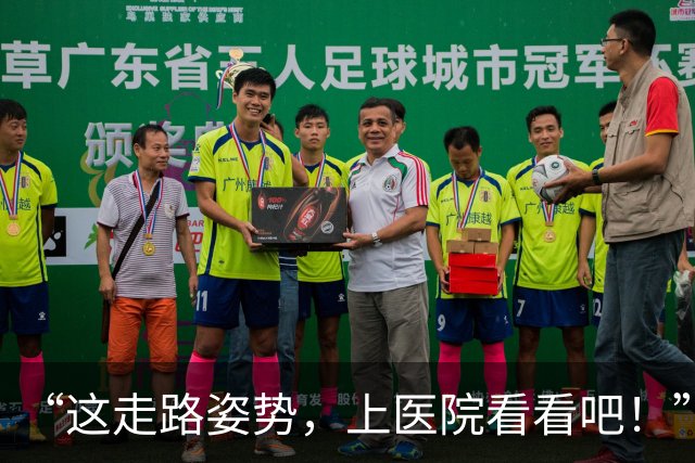 “这走路姿势，上医院看看吧！”10岁女孩178厘米！上学人潮里鹤立鸡群！
